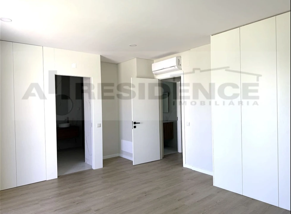 Moradia T4 para Venda em Ferreiras Foto 15