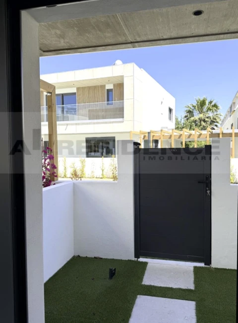 Moradia T4 para Venda em Ferreiras
