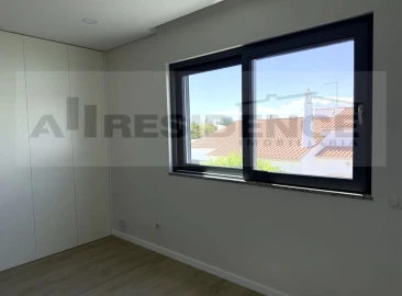 Moradia T4 para Venda em Ferreiras