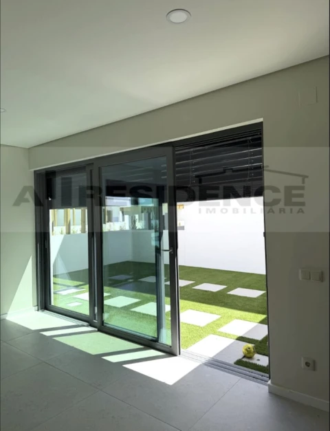 Moradia T4 para Venda em Ferreiras