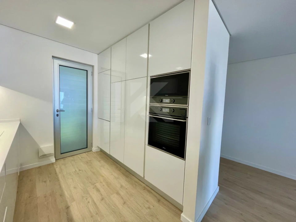 Apartamento T3 para Arrendamento em Estreito de Camara de Lobos Foto 11