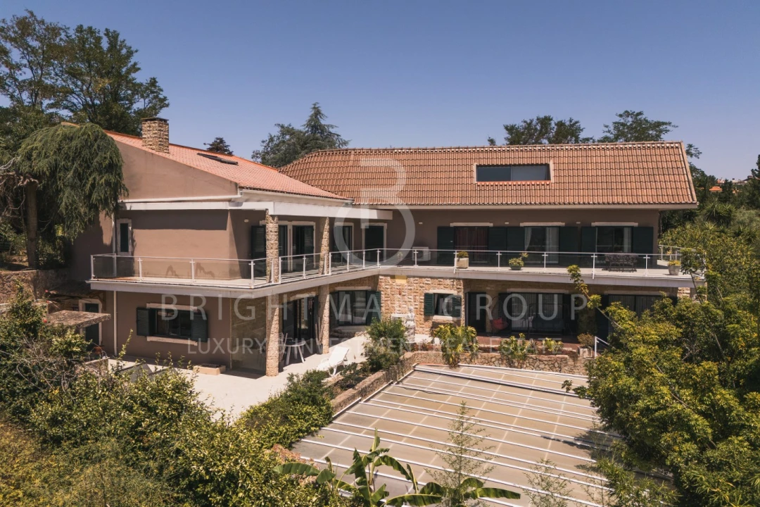Moradia T6 para Venda em Queluz e Belas Foto 1