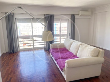 Apartamento T3 para Arrendamento em Lumiar