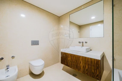 Apartamento T4 para Arrendamento em Santo António