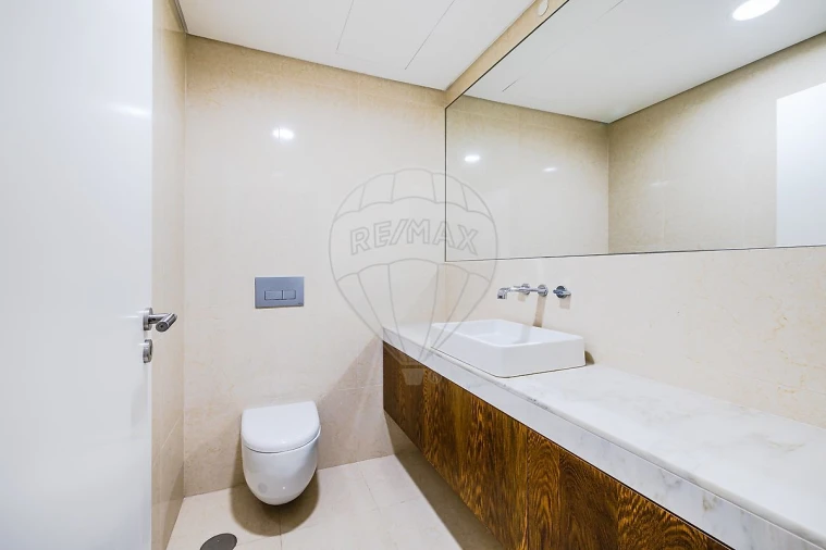 Apartamento T4 para Arrendamento em Santo António Foto 16