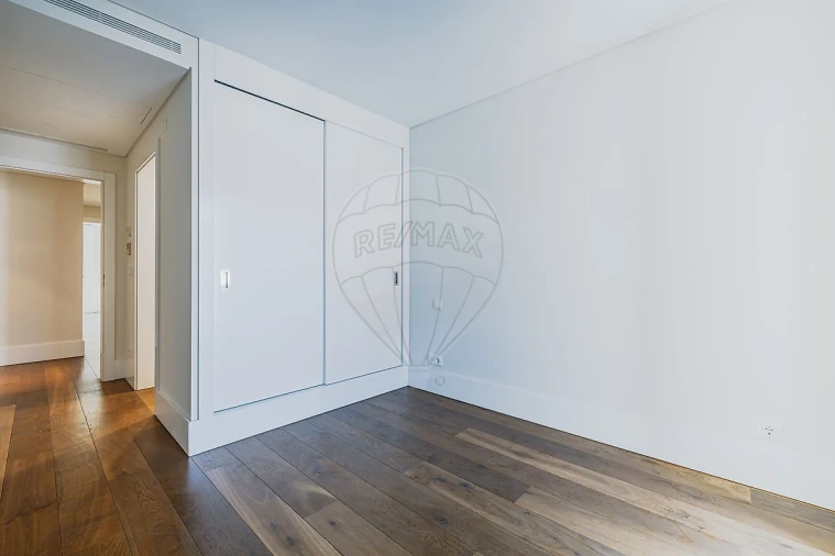 Apartamento T4 para Arrendamento em Santo António Foto 6