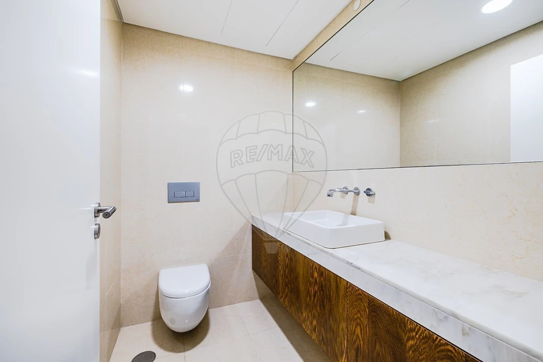 Apartamento T4 para Arrendamento em Santo António Foto 16