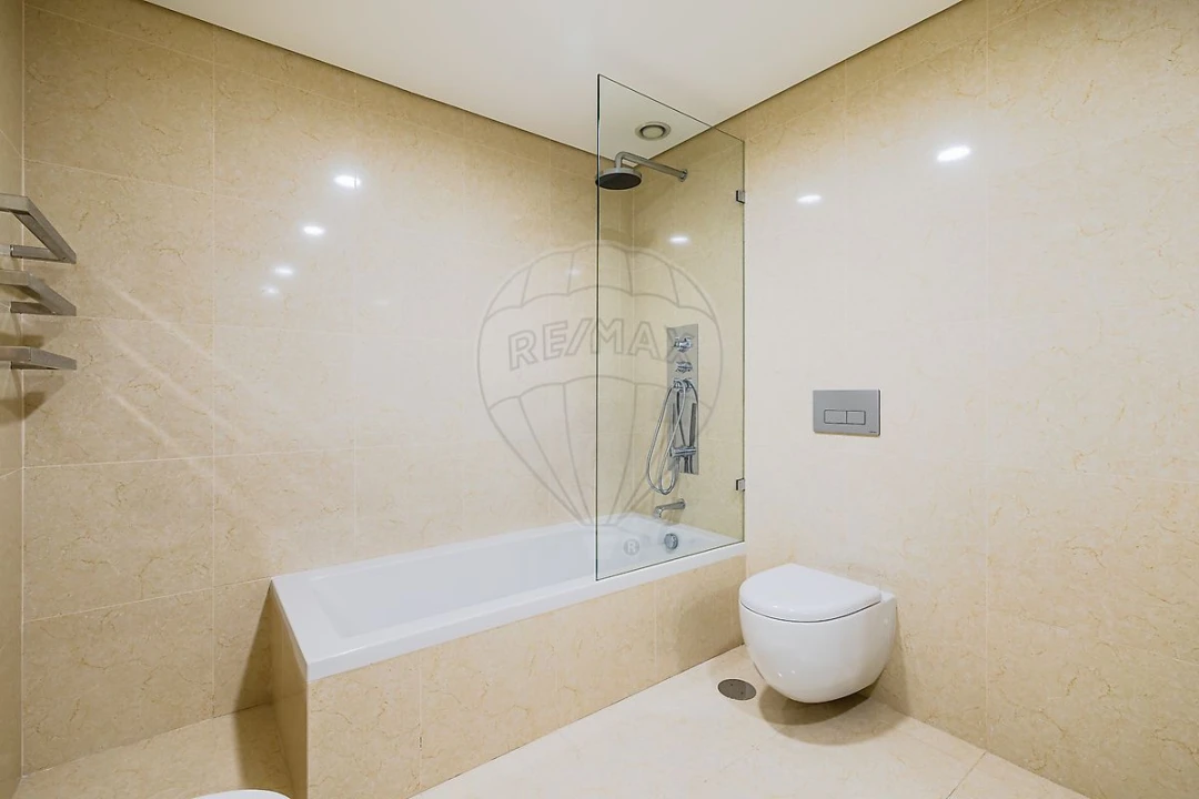 Apartamento T4 para Arrendamento em Santo António Foto 17