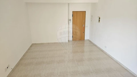Apartamento T1 para Arrendamento em Azambuja