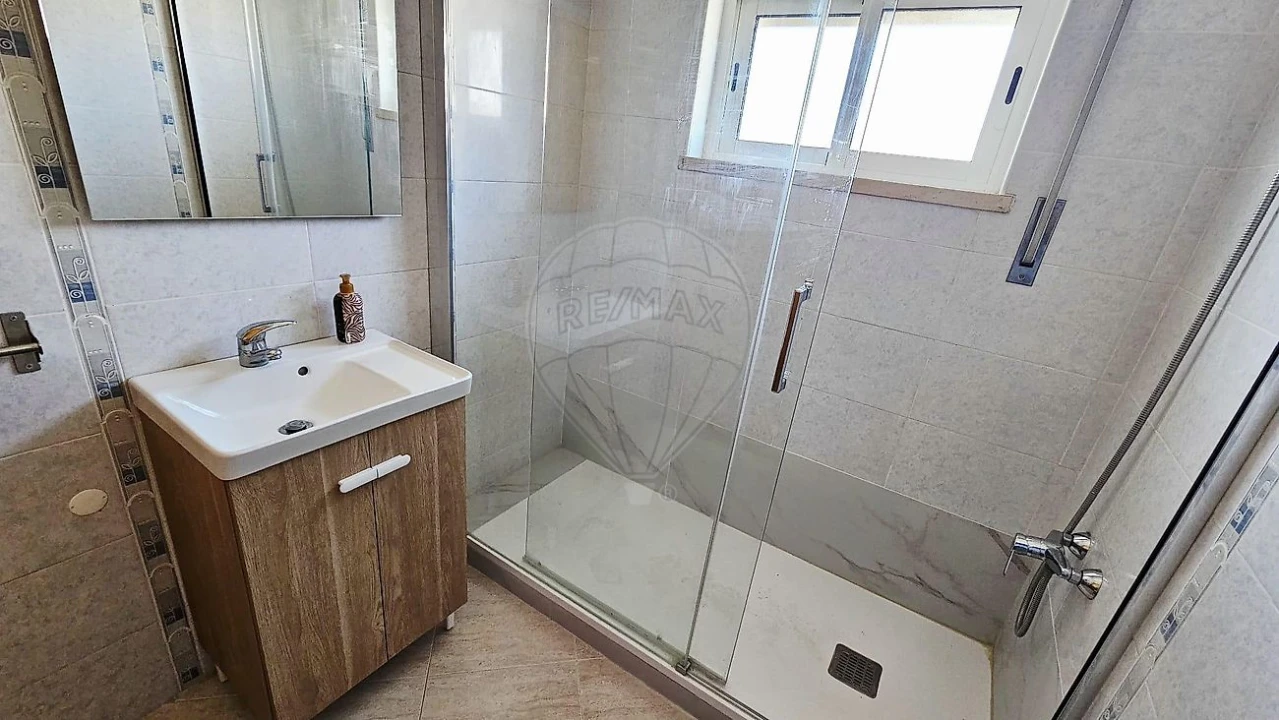 Apartamento T1 para Arrendamento em Azambuja Foto 11