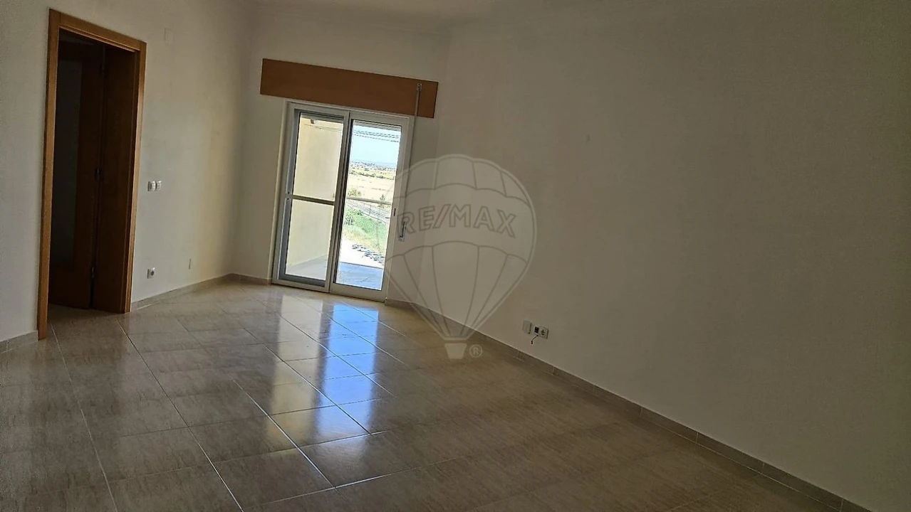 Apartamento T1 para Arrendamento em Azambuja Foto 8
