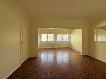 Apartamento T2 para Arrendamento em Arroios