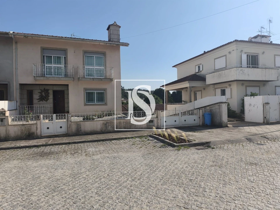 Moradia T3 para Venda em Irivo Foto 1