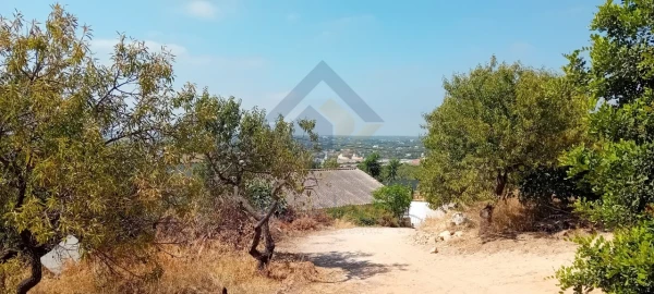 Moradia T5 para Venda em Santa Barbara de Nexe
