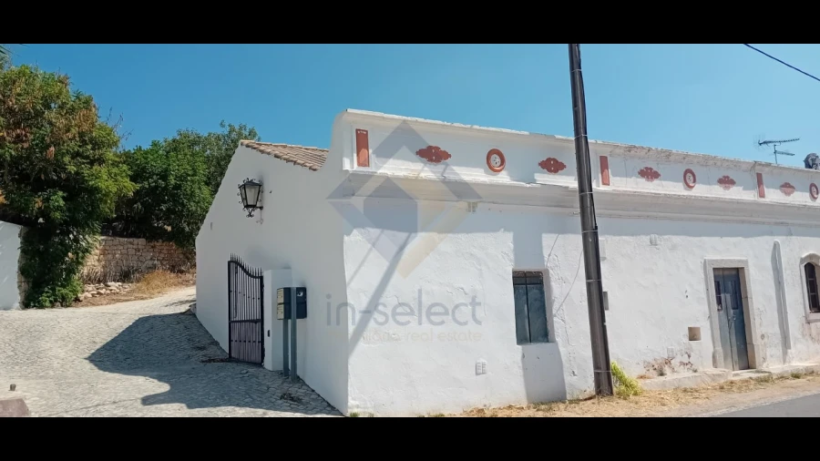 Moradia T5 para Venda em Santa Barbara de Nexe