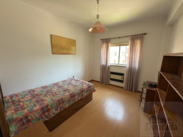 Apartamento T2 para Arrendamento em Santo Antonio dos Olivais