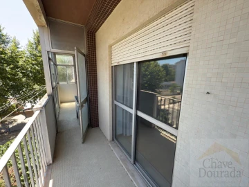 Apartamento T2 para Arrendamento em Santo Antonio dos Olivais