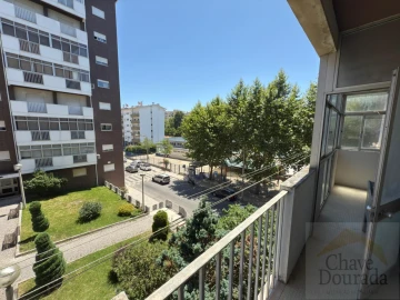Apartamento T2 para Arrendamento em Santo Antonio dos Olivais