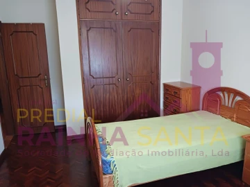 Quarto para Arrendamento em Santo Antonio dos Olivais