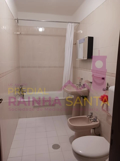 Quarto para Arrendamento em Santo Antonio dos Olivais