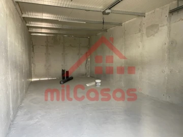 Garagem para Arrendamento em Santa Maria, São Pedro e Matacães