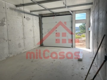 Garagem para Arrendamento em Santa Maria, São Pedro e Matacães