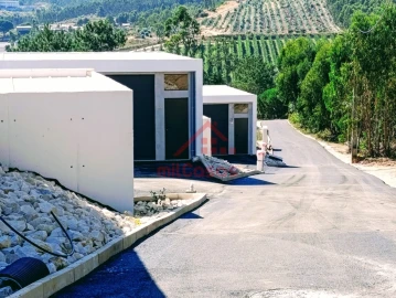 Garagem para Arrendamento em Santa Maria, São Pedro e Matacães