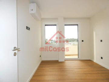 Apartamento T2 para Arrendamento em Santa Maria, São Pedro e Matacães