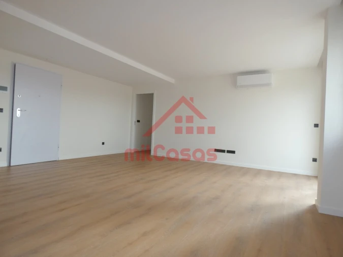 Apartamento T2 para Arrendamento em Santa Maria, São Pedro e Matacães Foto 6