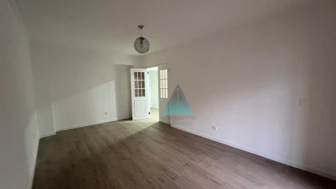 Apartamento T1 para Arrendamento em Laranjeiro e Feijó