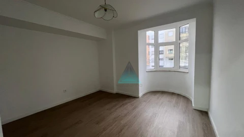 Apartamento T1 para Arrendamento em Laranjeiro e Feijó