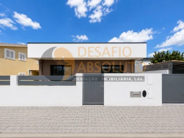 Moradia T4 para Venda em Fernao Ferro