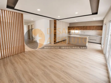 Moradia T4 para Venda em Fernao Ferro