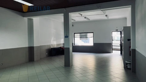Loja para Arrendamento em Camarate, Unhos e Apelação