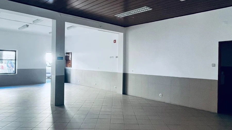 Loja para Arrendamento em Camarate, Unhos e Apelação