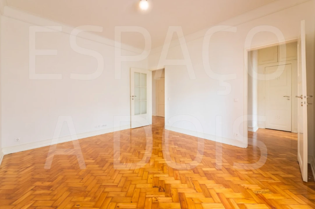 Apartamento T4 para Arrendamento em Alvalade Foto 9