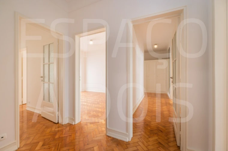 Apartamento T4 para Arrendamento em Alvalade Foto 2