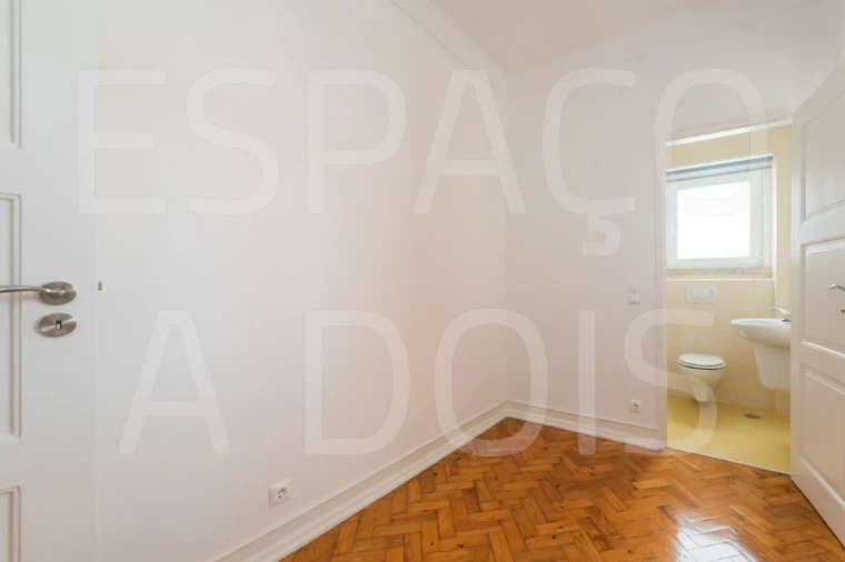 Apartamento T4 para Arrendamento em Alvalade Foto 21