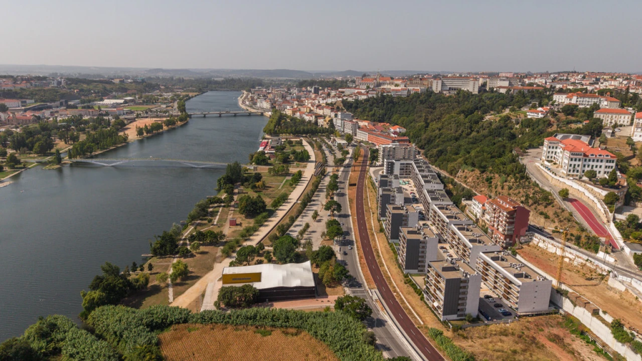 Apartamento T4 para Venda em Santo Antonio dos Olivais Foto 1