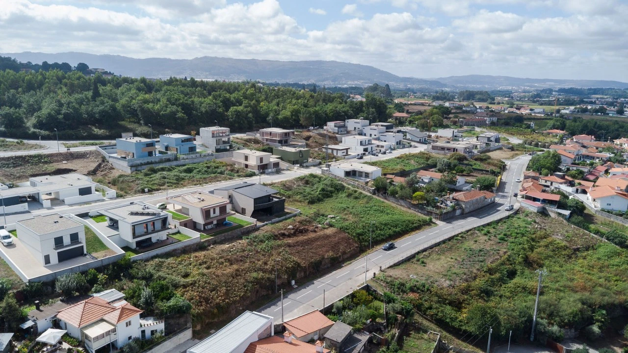 Terreno para Venda em Ruivães e Novais Foto 2