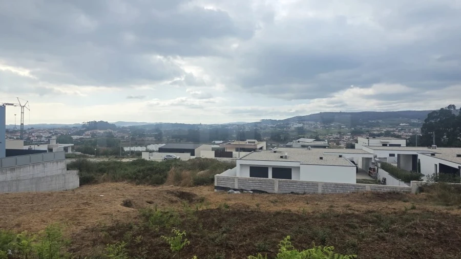 Terreno para Venda em Ruivães e Novais