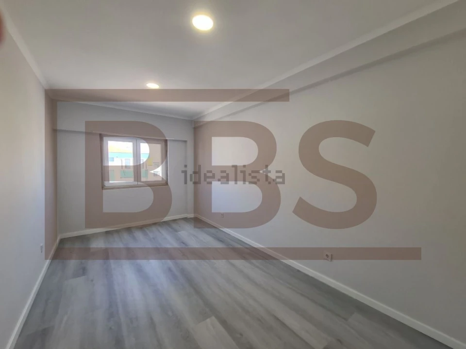 Apartamento T4 para Venda em Seixal Foto 11