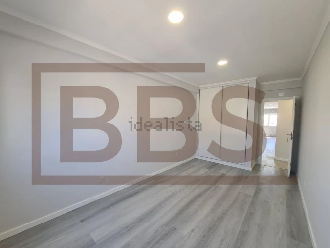 Apartamento T4 para Venda em Seixal Foto 16