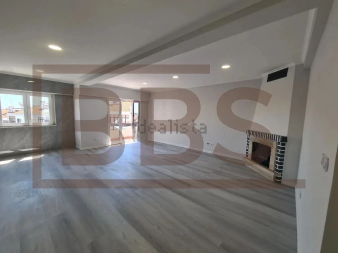 Apartamento T4 para Venda em Seixal Foto 7