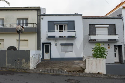 Moradia T5 para Venda em Ponta Delgada (São Pedro)