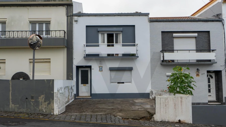 Moradia T5 para Venda em Ponta Delgada (São Pedro)