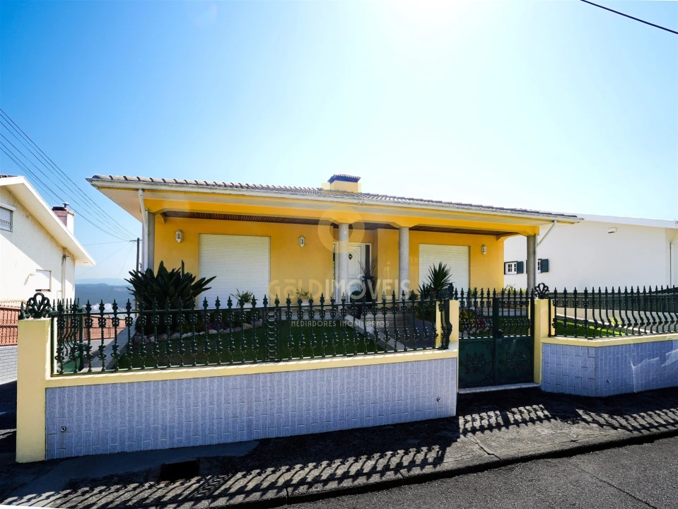 Moradia T3 para Venda em Caldas de São Jorge e Pigeiros Foto 1