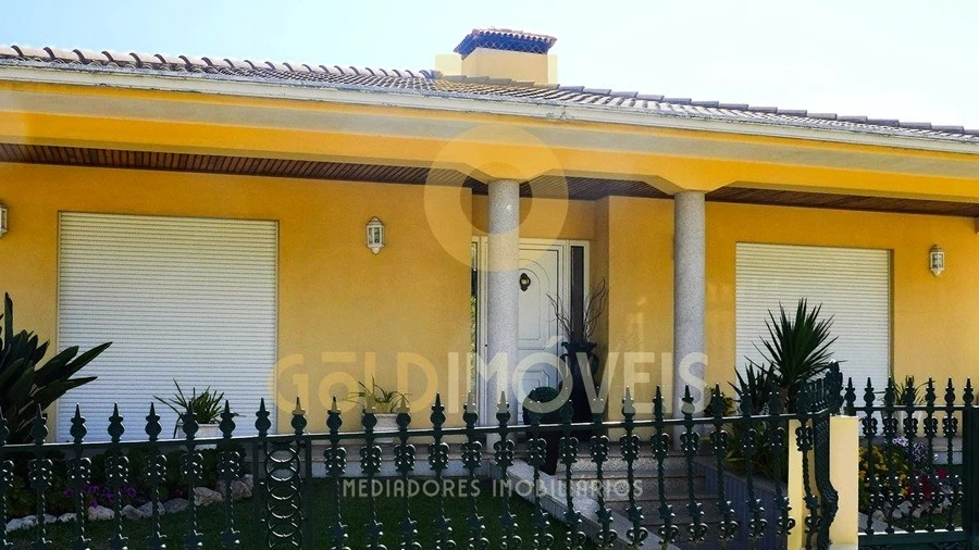 Moradia T3 para Venda em Caldas de São Jorge e Pigeiros