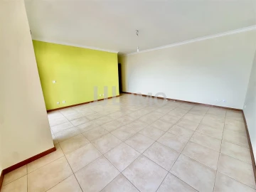 Apartamento T3 para Arrendamento em São Domingos de Rana