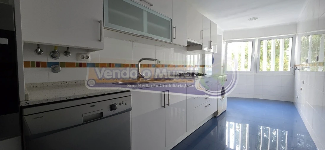 Apartamento T3 para Venda em Carnide Foto 3